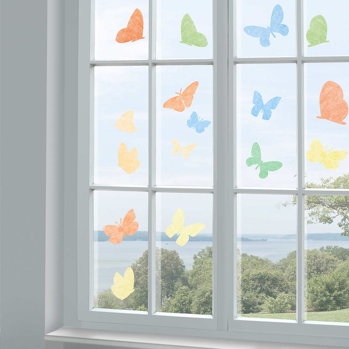 Fenstersticker Gecko in the Box Farfalla mit 16 Teilen aus wiederverwendbarem, halbtransparentem, weissem Vlies von Création Baumann am Fenster fenstersticker gecko farfalla