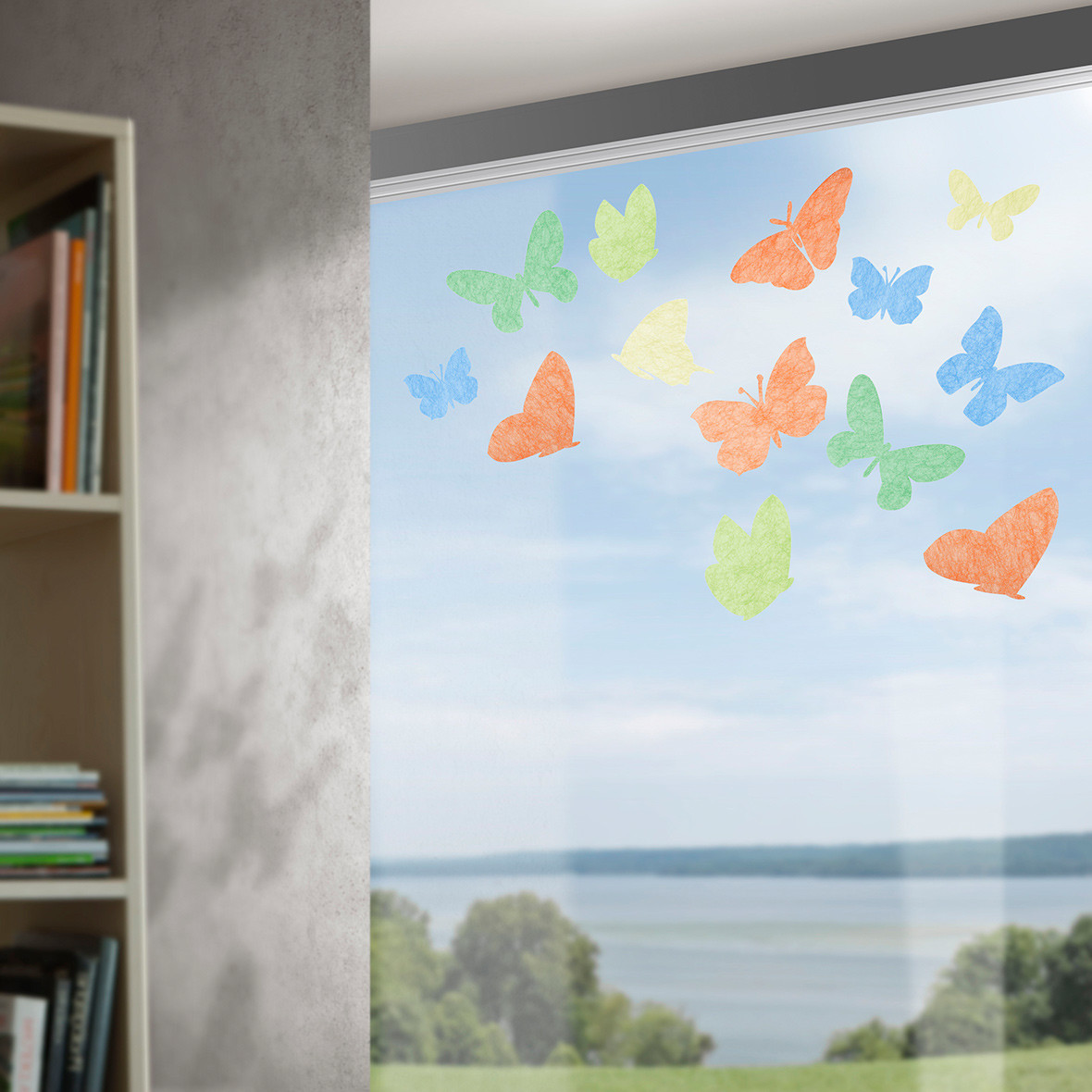 Fenstersticker Gecko in the Box Farfalla mit 16 Teilen aus wiederverwendbaren, halbtransparentem, buntem Vlies von Création Baumann an Fensterfront fenstersticker gecko in the box farfalla bunt