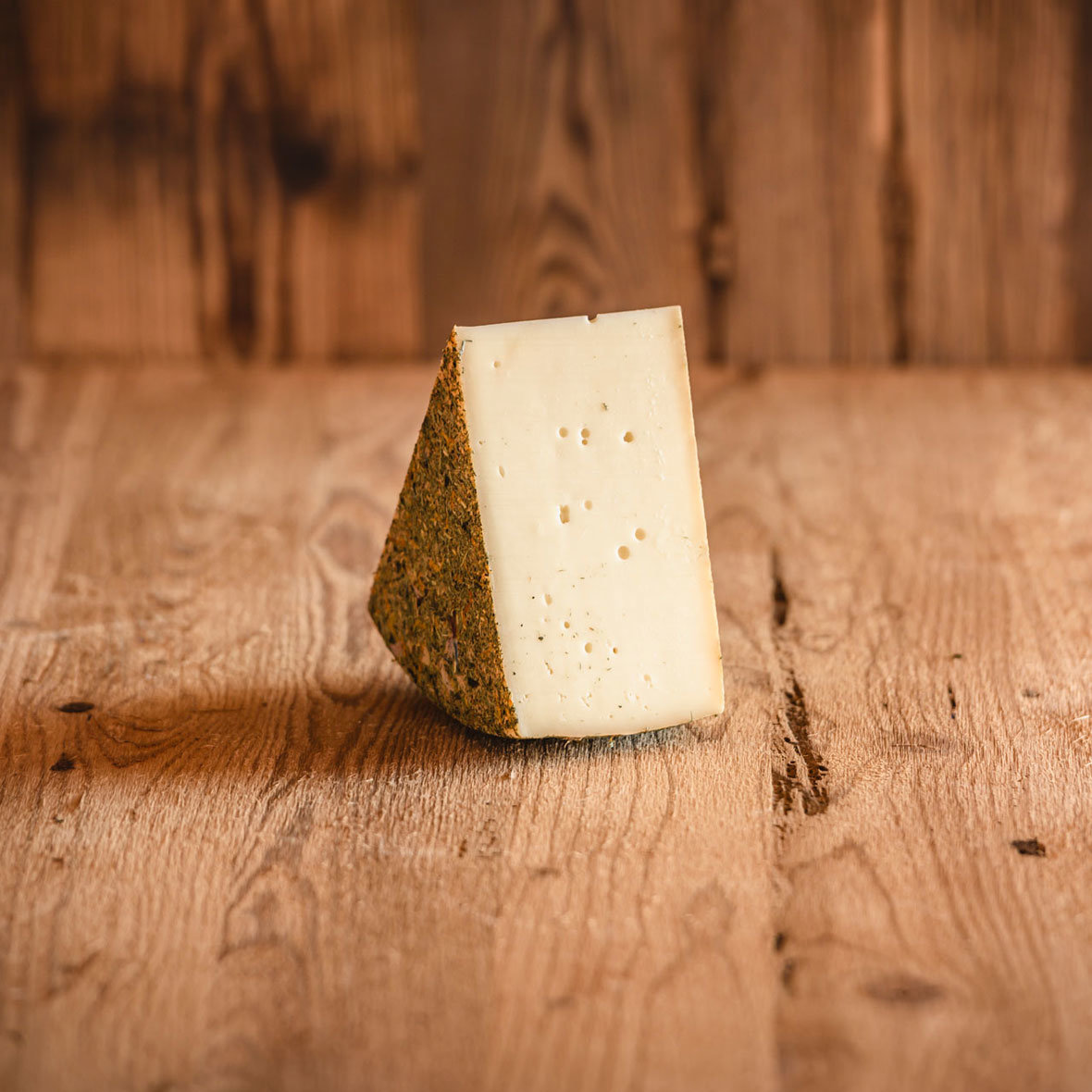 Bio-Alpenblumen-Käse – mit Blüten verfeinert bio alpenblume kase anschnitt berghof