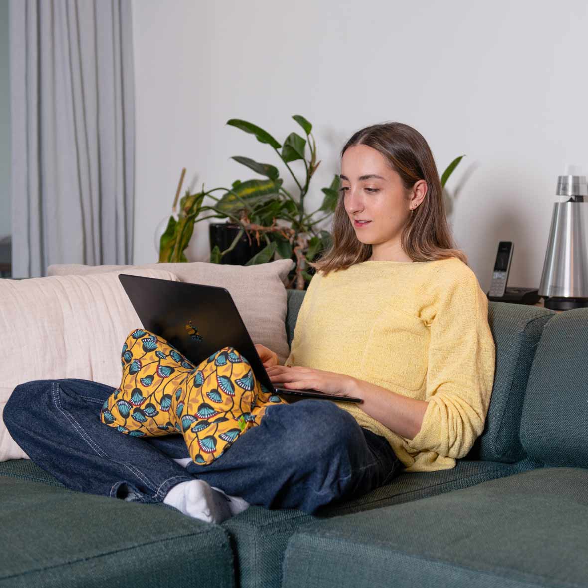 Brändi Leseknochen – Komfort für Lesen und Arbeiten leseknochen senf mood braendi